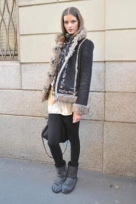 女生穿打底裤不勒吗,女生穿喇叭裤搭配什么鞋好看