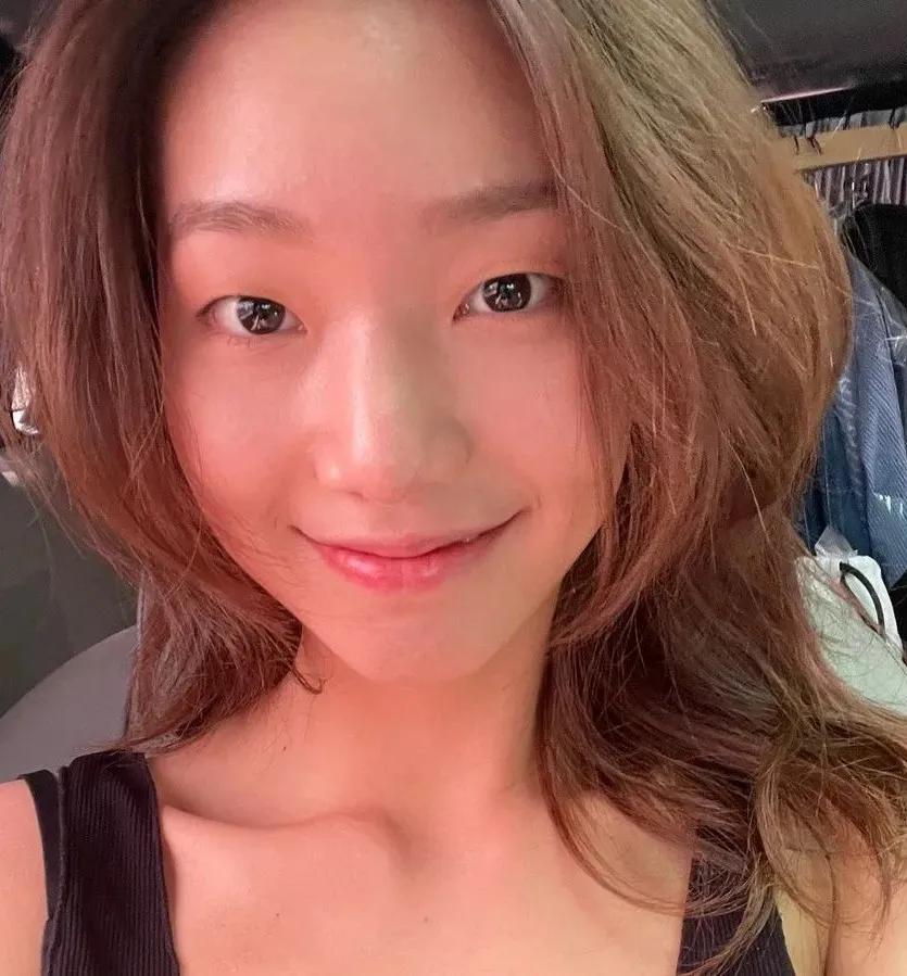 这个被嘲矮的超模火了！一脸硬伤，为啥还被Dior、Prada抢着宠？