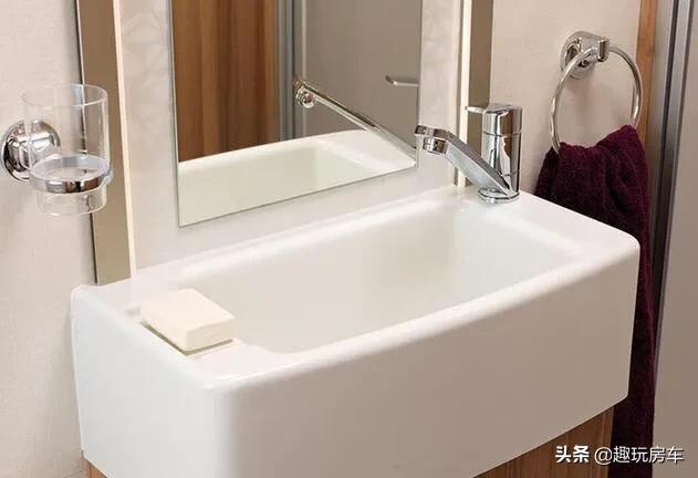 英国露娜双轴拖挂式房车有哪几款 (露娜特拖挂式房车)