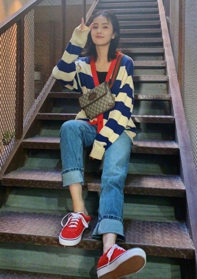 她是于正的*用御**女主，多次和许凯合作，今穿黑西装搭牛仔裤超A