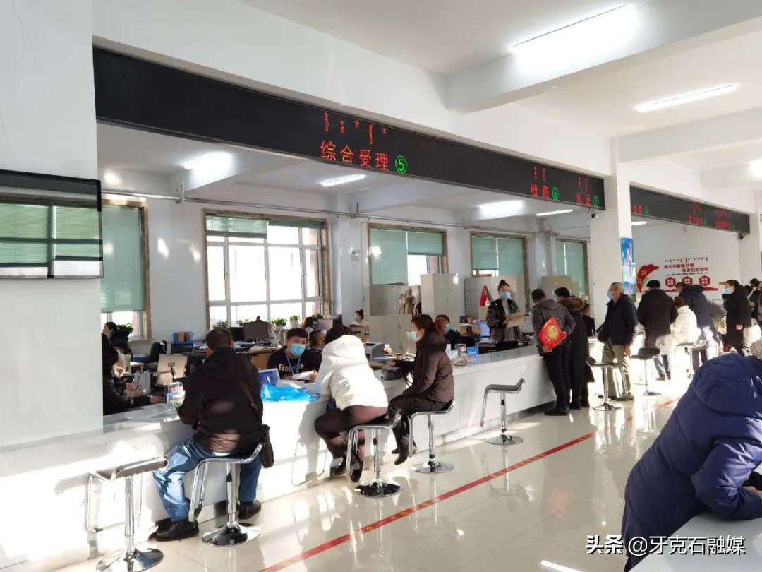 减证便民让群众少跑腿 (简政便民再出新举措)