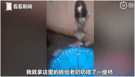 一群学生在雨天为老人撑伞感人,小学生为老人做好事