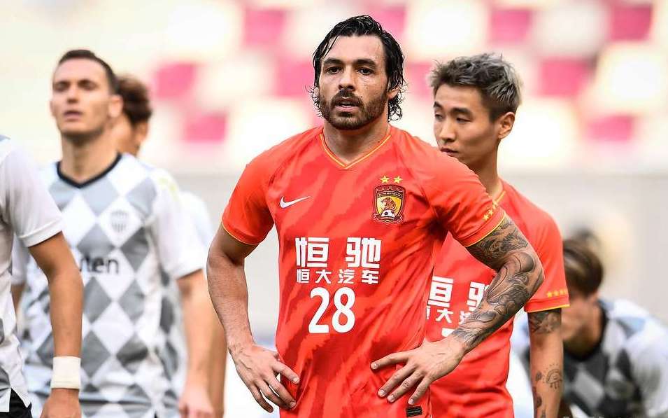 央视中超足球比赛直播,中超天王山之战恒大上港火爆十足