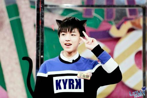 拍照时学会这8种姿势比剪刀手,拍照比剪刀手的一般是什么人