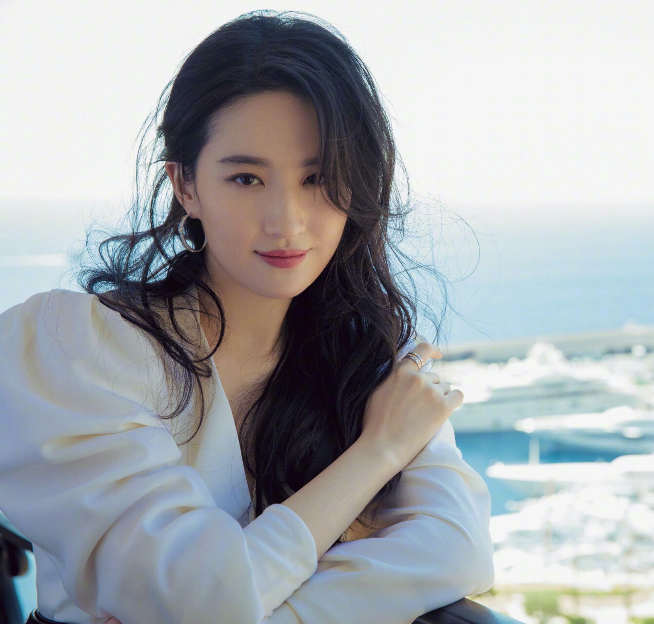 适合圆脸女生中分发型,圆脸女生适合的偏中分帅气发型