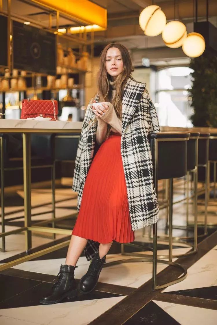 夏季新款碎花裙显瘦遮肉减龄,压褶显瘦碎花裙