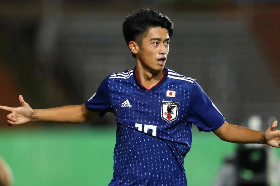 日本18岁足球天才学完驾照先做一件事他对于足球的执着无人能比