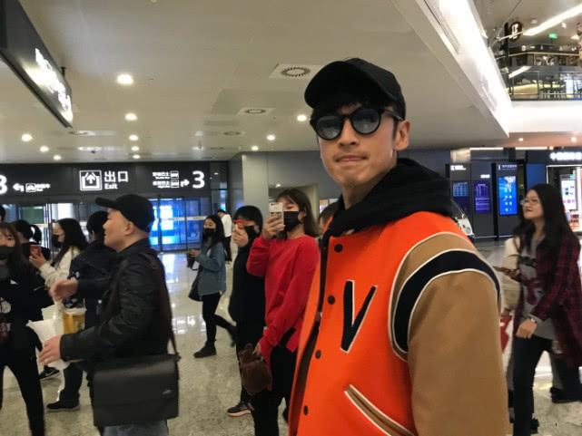 张云龙穿卫衣的照片,张云龙夏季穿搭