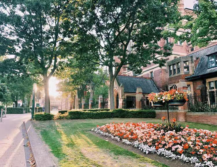 英国利兹大学值得读吗,留学英国利兹大学秋季