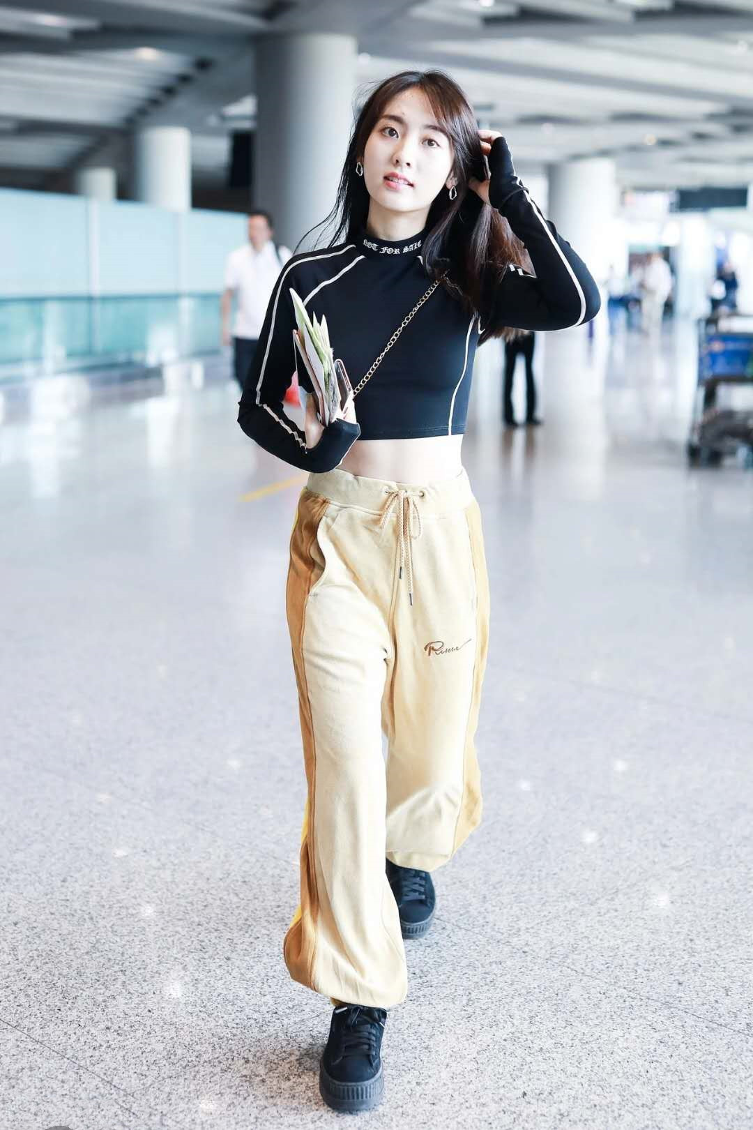 张柏芝又作妖了？肚兜剪掉一块当上衣，肚脐太抢镜