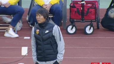 国足爆笑名场面被队友踢到头,国足输得最惨一次15比零视频