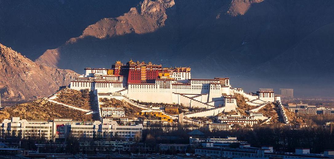 布达拉宫朝圣者视频,世界屋脊明珠西藏拉萨布达拉宫