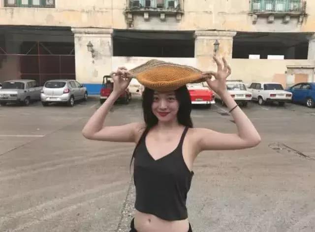 雪莉,热依扎“真空”PK,不穿内衣和吊带露胸哪个更放飞?