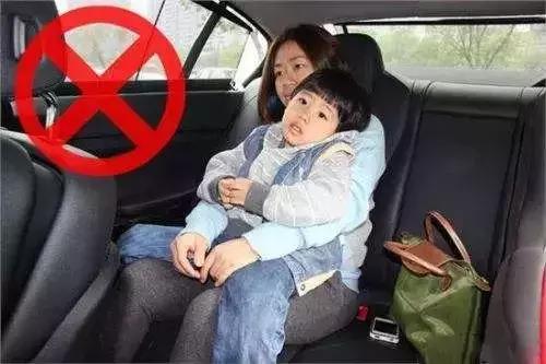 小孩开小车被警察抓了,小男孩开车被警察抓