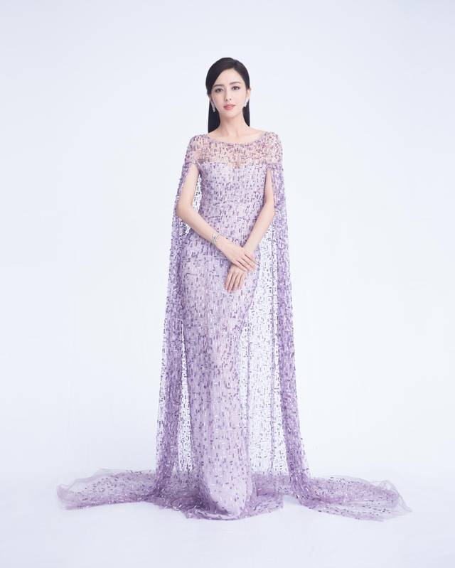 如果执着少女感、热衷话题度,佟丽娅的事业、口碑恐再难回到巅峰