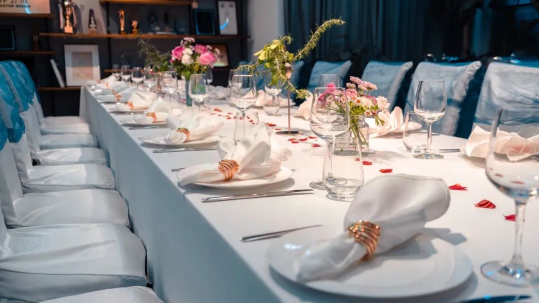 西餐餐桌布置教程,西餐厅吃饭时的餐桌布置