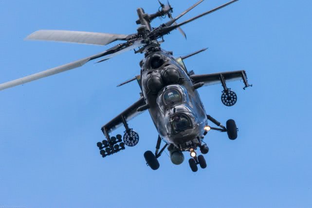 俄军雌鹿攻击直升机,俄军大炮准确击中目标