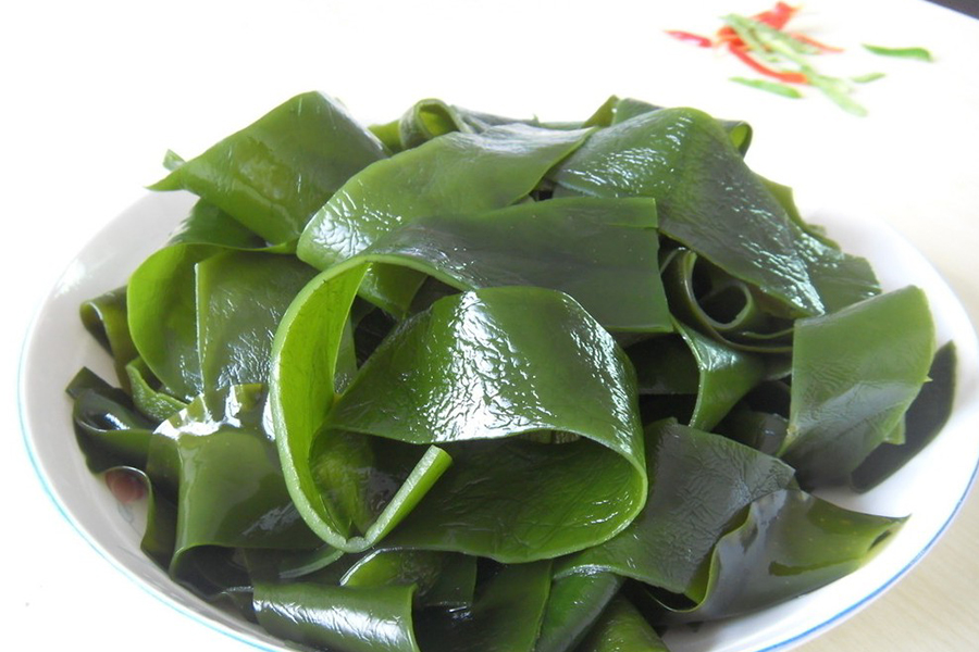 生活中的异味怎么去除，饭糊味可以用大葱，做鱼不腥就用牛奶