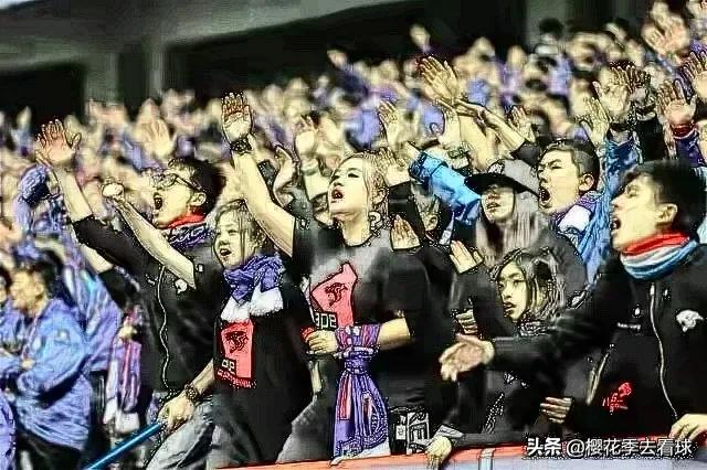 小说｜在2020这个特殊的赛季申花捧起了队史第一座中超奖杯