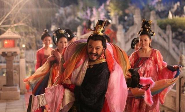 老皇帝刚驾崩，13岁太子便临幸后妈，却阴差阳错造就一千古明君