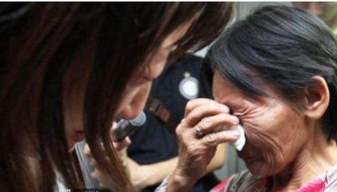 婚后丈夫带妻子回娘家，妻子总叉着腿走路，母亲看见偷偷抹眼泪