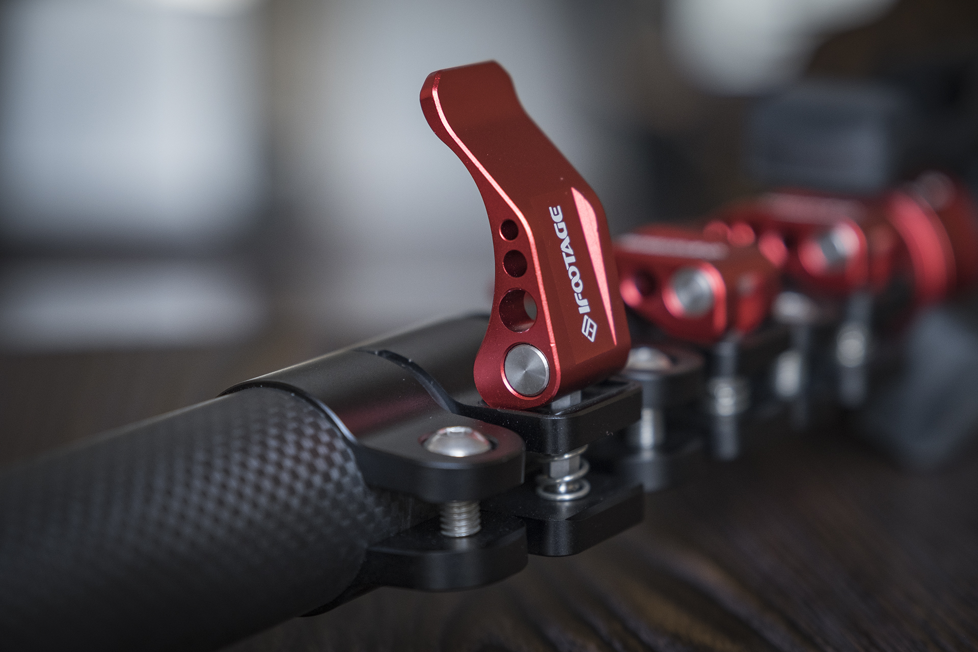 聚目开箱丨明明能靠脸，偏要拼才华——印迹COBRA2代独脚架开箱