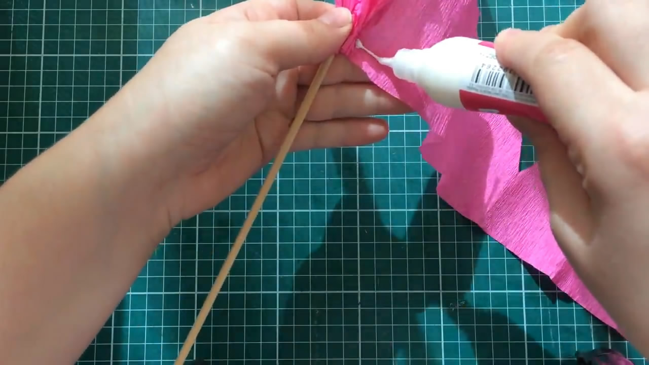 手工纸折花简单又漂亮,皱纸折花手工制作