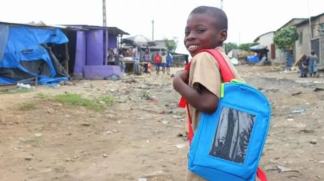 富士康工程师转行生产太阳能背包，年销百万个，照亮非洲贫民窟