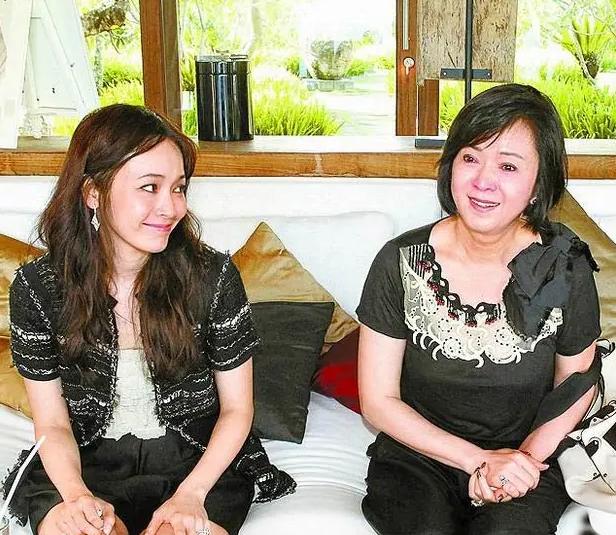 侯佩岑的所有恋情,侯佩岑的妈妈和她老公十指紧扣