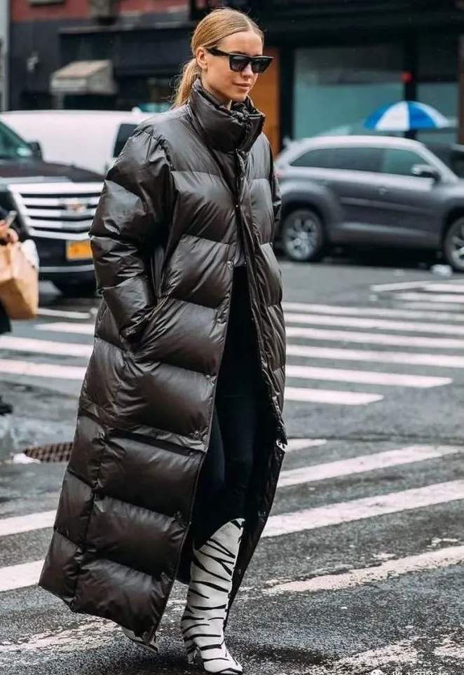 白色长款羽绒服搭白色短靴好看么,今年穿羽绒服就别配短靴了