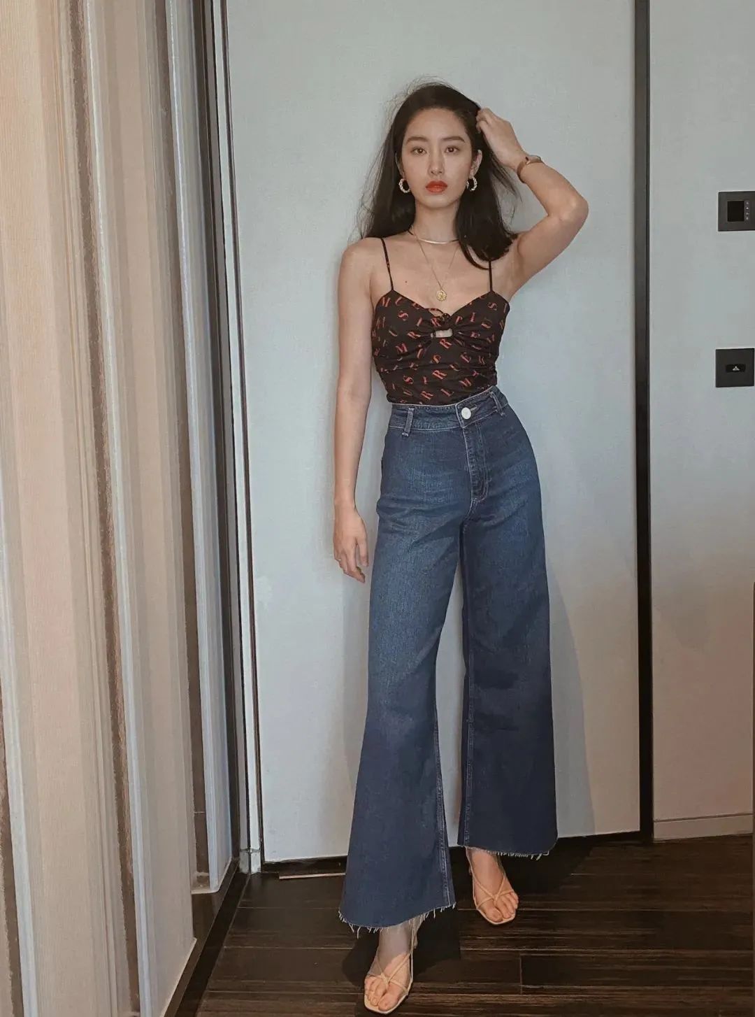 宽腿牛仔裤搭配什么鞋好看,情侣款百搭牛仔裤搭配什么鞋子