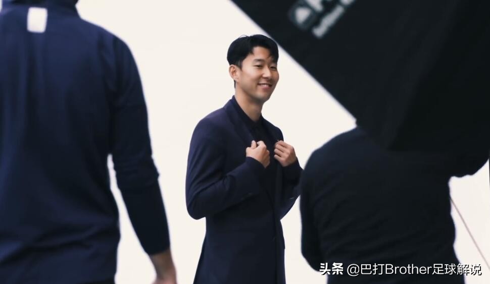 这玩意我不在行！热刺定妆照孙兴慜现场指导恩东贝莱，羰基：罢了