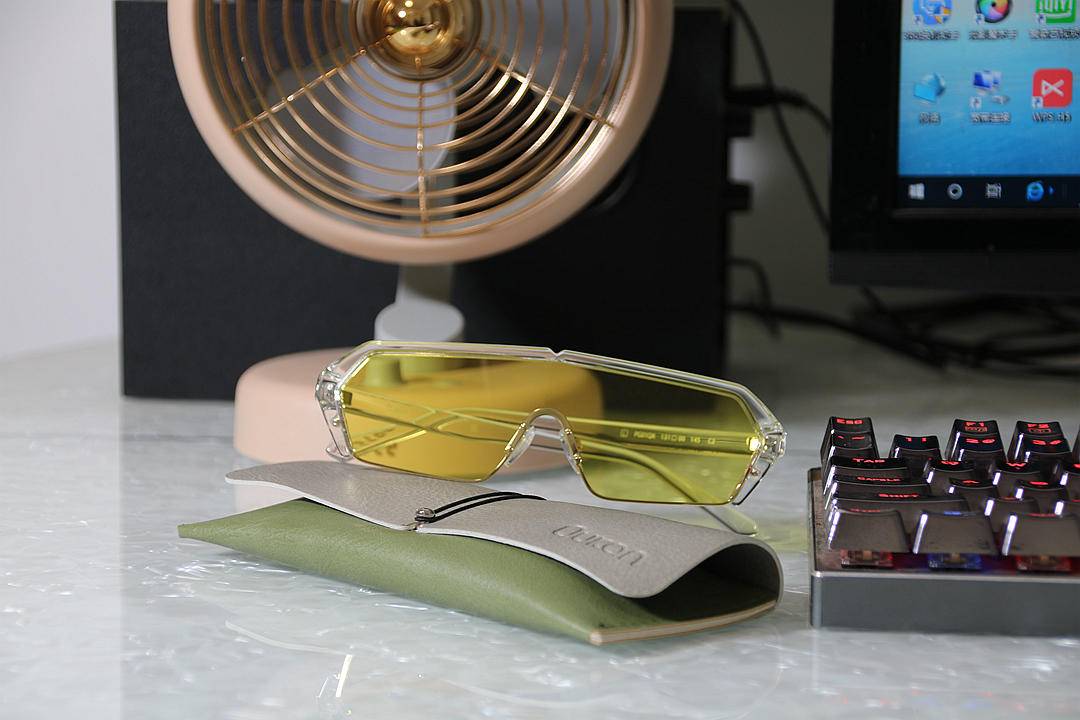 不仅解决开车人士长期困扰，它还能日夜两样感光变色