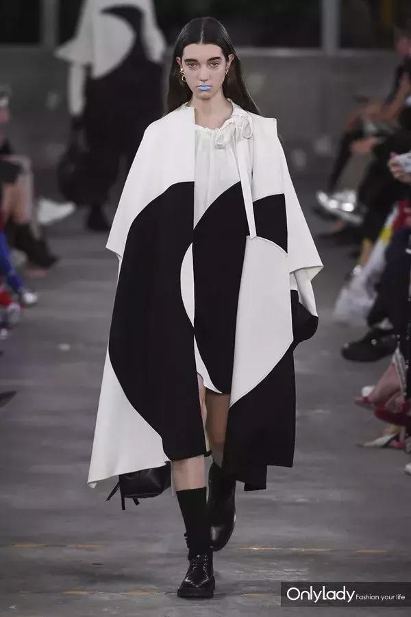 张艺兴valentino东京神图,张艺兴valentino秀场表演