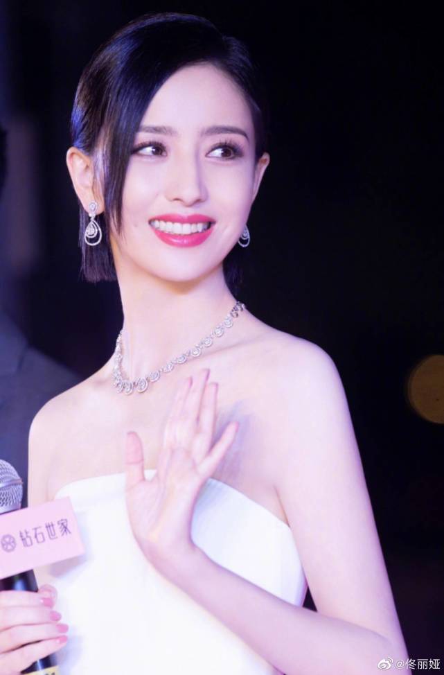 佟丽娅回应牵手神秘男子，澄清却引发惋惜，评论区一反常态