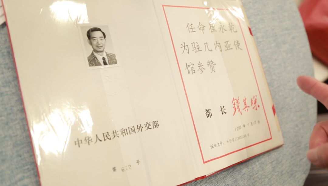 大使回忆：打上中国*旗国**，我驾车穿越10道*锁封**线