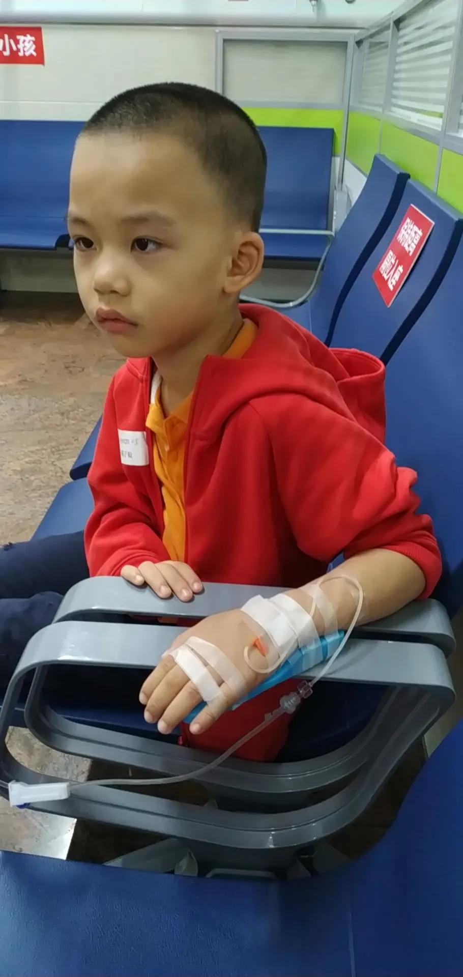 小孩发烧父母要不要过于担心,小孩发烧全家都累