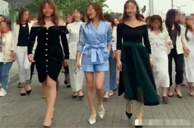 80个美女买保时捷，现场混作一团，销售：一辈子没见过这阵仗