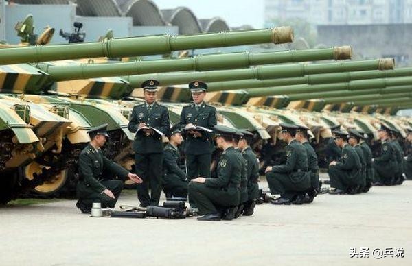 一个师2个红军团，我军仅一例！陕北重建红2师，师长刘亚楼