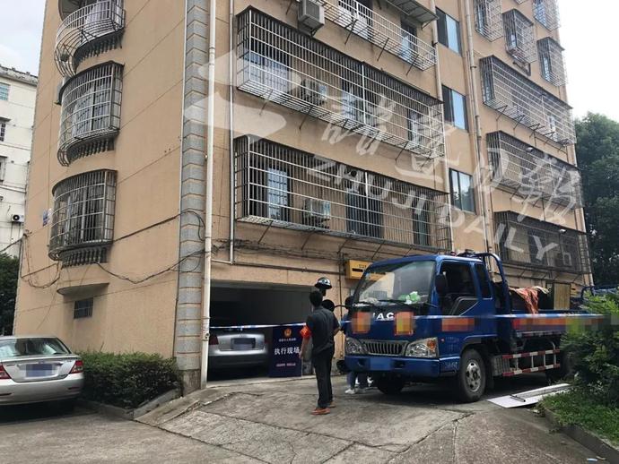 儿子自杀，留下近千万的债！诸暨法院强制腾房……