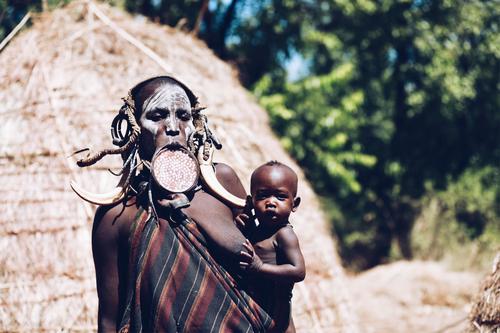 非洲唇盘族的女人：嘴唇上盘子的尺寸越大，收到的彩礼就越多