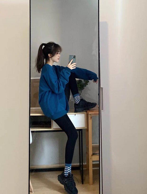 冬季阔脚裤搭配卫衣,过膝长款卫衣配瑜伽裤