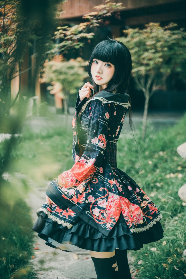 白衬衫紫色头发的二次元cosplay,最近火的cosplay二次元