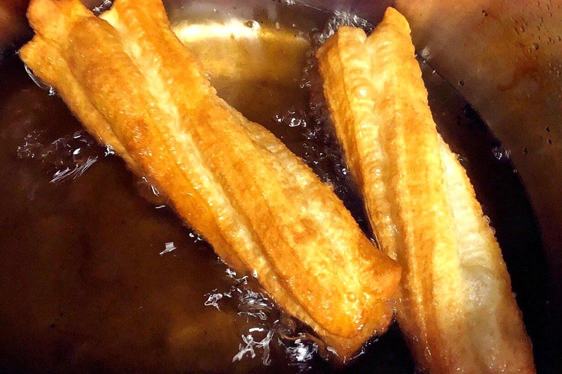 家庭炸油条最简单的做法和配方,家庭炸油条的最好吃的配方