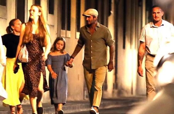 8岁的小七比妈妈还会穿了？这条蓝色Zara露肩裙秒售罄，大姑娘啦