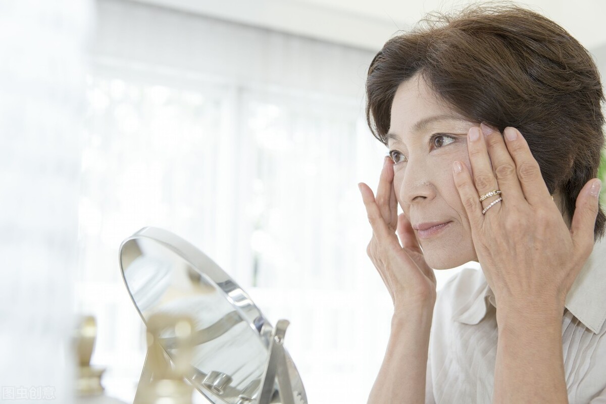 眼袋是容貌的减分项，牢记两个方法，对症下药才能重获美丽