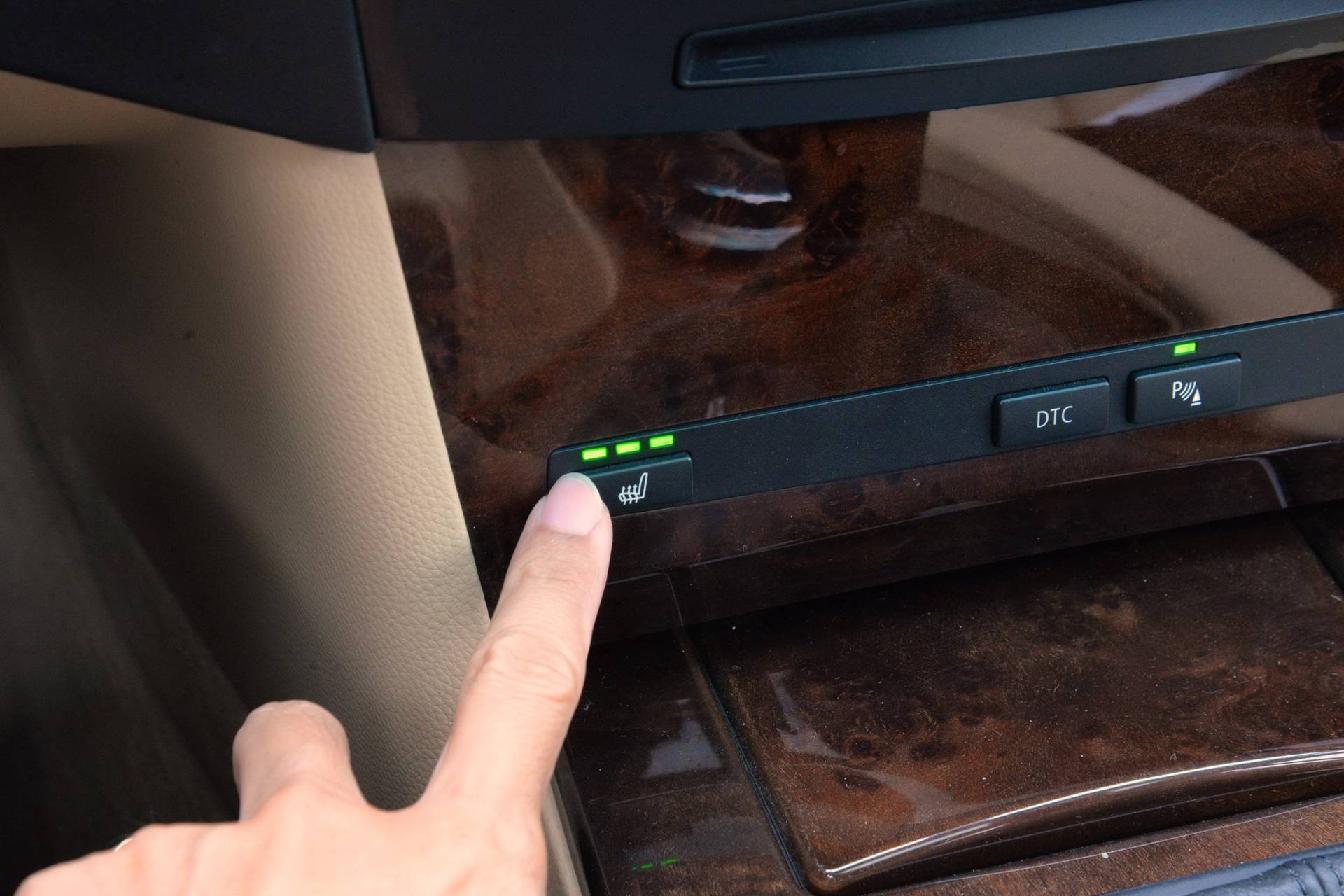 11万出头宝马5系，有电视带冰箱，顺丰小哥难自拔「路试笔记」