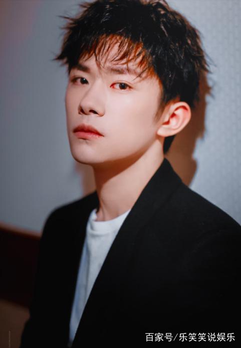 涂上像自己本身唇色的口红,涂上自己喜欢的口红