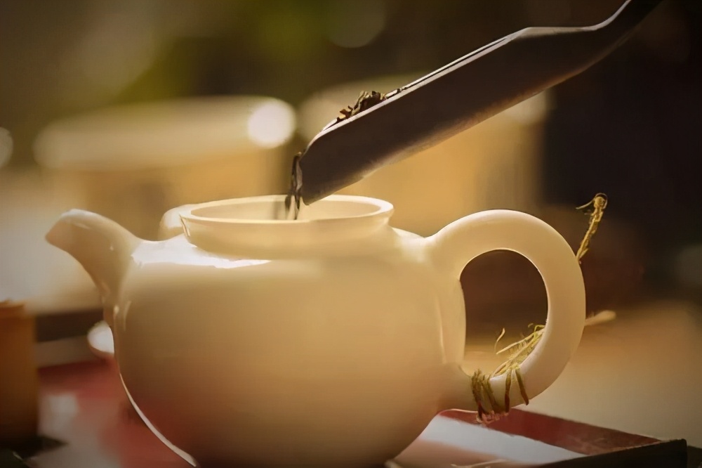 岩冷普洱茶饼0085价格,十年的生普洱茶饼值多少钱