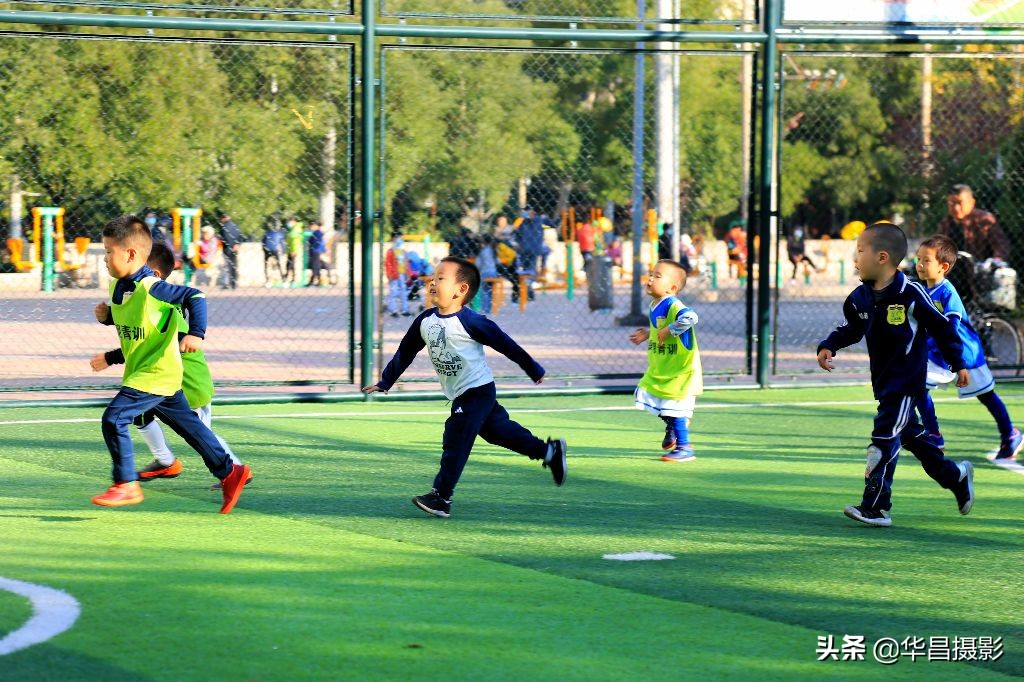 儿童足球训练搞笑瞬间,小孩足球训练10个基本动作
